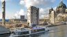 Ausflugsboot auf der Spree vor den Resten der Aufzugsschächte und Treppenaufgänge des abgerissenen Palasts der Republik © picture alliance / zb / Dieter Palm