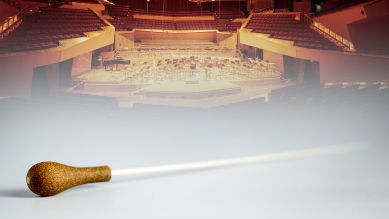 Taktstock (© Carsten Kampf) / Philharmonie Berlin (© Berliner Philharmoniker); Montage: rbbKultur