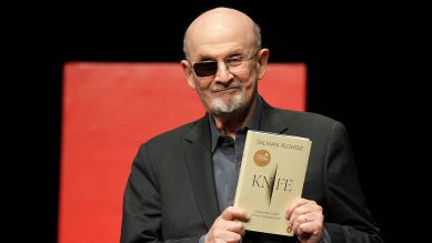 Der Schriftsteller Salman Rushdie im Deutschen Theater bei der Lesung seines neuen Buches "Knife. Gedanken nach einem Mordversuch"