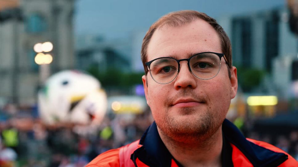 Tausende „Stille Helden“ wie der ehrenamtliche Sanitäter Maximilian Sprengel sorgen im Hintergrund dafür, dass bei der Fußball-EM alles reibungslos läuft (Bild: rbb)