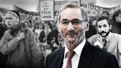 Fotomontage: Matthias Platzeck lächelt im Anzug, während hinter ihm ein jüngerer Matthias aus dem Jahr 1992 bei der Landesdelegiertenkonferenz von Bündnis 90 Brandenburg spricht. Im Hintergrund erheben sich Spruchbänder der Demonstranten mit "Freie Wahlen".(Quelle: rbb/picture alliance/dpa/Soeren Stache|zb/Paul Glaser|IMAGO/Rolf Zöllner)