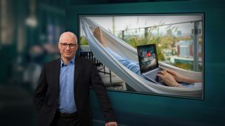 Bildmontage: Moderator Volker Wieprecht vor Großbildmonitor, im Hintergrund: Hände auf Laptoptastatur in Hängematte (Quelle: rbb/Oliver Ziebe/colourbox)