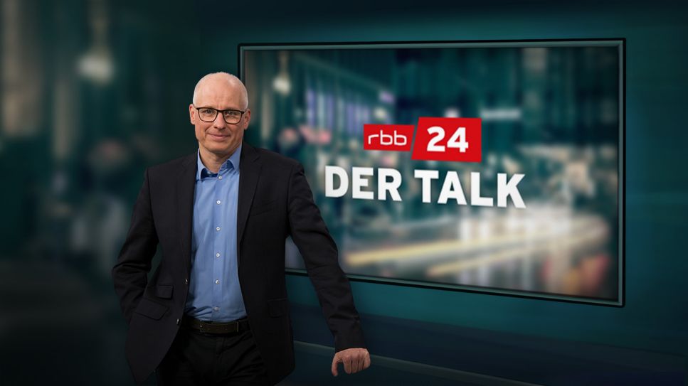 Bildmontage: Moderator Volker Wieprecht vor Großbildmonitor, im Hintergrund Logo (Quelle: rbb/Oliver Ziebe/colourbox)