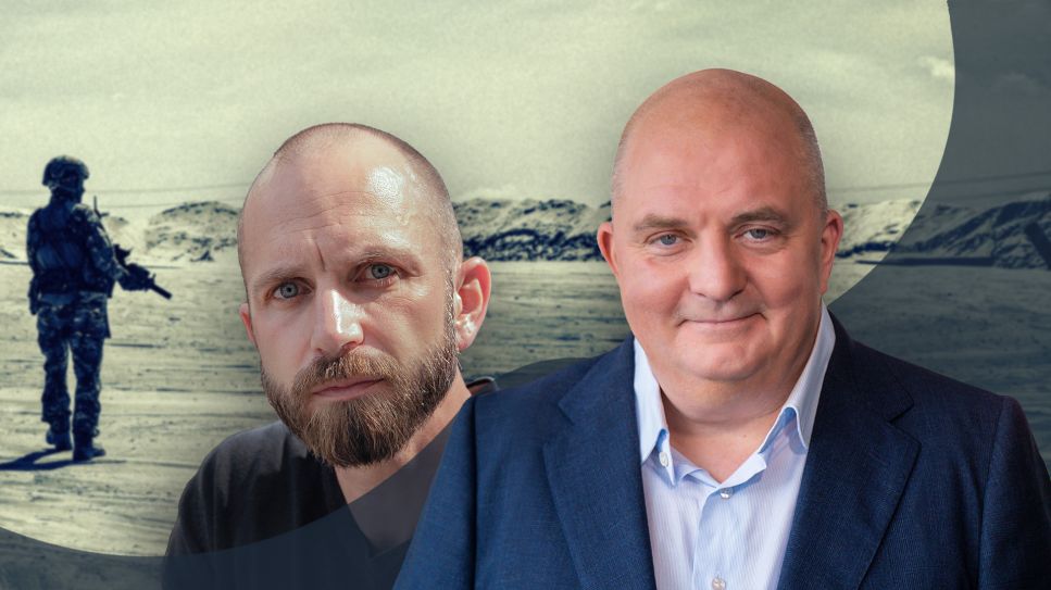 Collage: Moderator Jörg Thadeusz vor Wolf Gregis, im Hintergrund bewaffneter Soldat in Wüste; (Quelle: rbb/Thomas Ernst/© Frank Taszarek/colourbox)