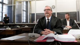 Anwalt Christian Schertz sitzt vor der Berufungsverhandlung des türkischen Ministerpräsidenten Erdogan gegen TV-Moderator Böhmermann in einem Gerichtssaal (picture alliance / Daniel Reinhardt/dpa)