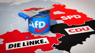 Symbolbid zu den Landtagswahlen 2024 im Osten - AfD Farbtopf und Pinsel über den Umrissen von Sachsen, Thüringen und Brandenburg (Bild: IMAGO / IlluPics)