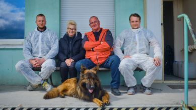 Zwergenproduzent Adam Zakrzewski mit seinem Team in Nowa Sól (Bild: rbb/Andreas Lichtwald)