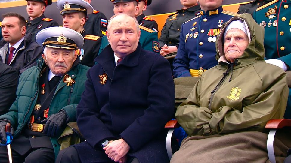 Putin mit Veteranen bei der Siegesparade zum Tag des Sieges auf dem Roten Platz am 9. Mai 2024 (Bild: rbb)