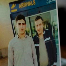 Erinnerungsfoto aus guten Tagen: Rekaut Rachid gemeinsam mit seinem Neffen Mohammed Sabah (Bild: rbb/Studio Jot/Tobias Winkel)