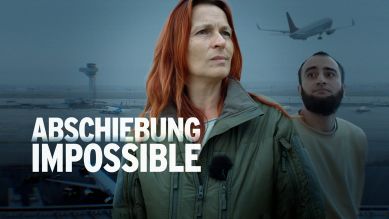Doreen Rasper (Team Rückführung, Zentrale Ausländerbehörde Brandenburg) und Mehrfachstraftäter vor Flughafenrollfeld (Quelle: rbb/picture-alliance)