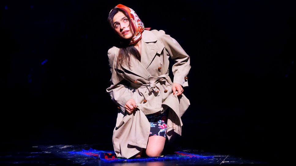Sesede Terziyan in "UNSER DEUTSCHLANDMÄRCHEN" am Maxim-Gorki-Theater, nach dem Roman von DİNÇER GÜÇYETER (Quelle: Ute Langkafel / MAIFOTO).
