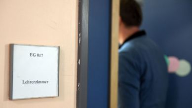 Schild Lehrerzimmer (Quelle: dpa/Maurizio Gambarini)