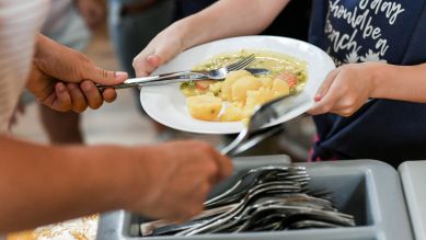 Symbolbild: Schüler beim Mittagessen in der Mensa in der Grundschule. (Quelle: dpa/Kalaene)