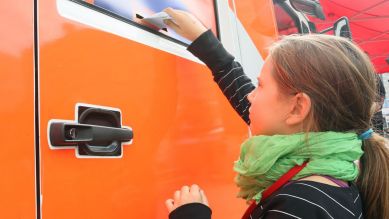 Archivbild: Die zehnjährige Luise wirft ihren Stimmzettel bei der Kinder- und Jugendwahl U 18 in Berlin in eine Wahlurne. (Quelle: dpa/Pilick)