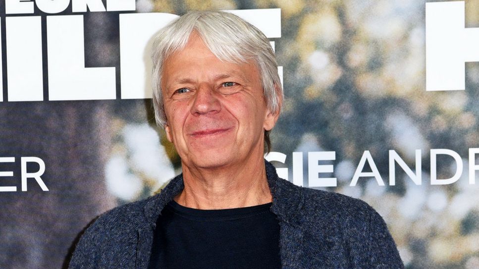 Der Regisseur Andreas Dresen auf dem Roten Teppich der Premiere von IN LIEBE, EURE HILDE in Berlin Kino in der Kulturbrauerei am 14.10.2024. (Quelle: picture alliance /AAPimages/Lueders )