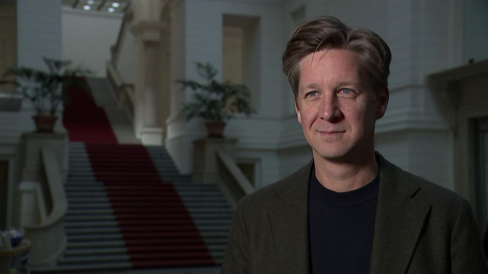 Porträtaufnahme des Abgeordneten Daniel Wesener im Berliner Abgeordnetenhaus (Quelle: rbb/Deutscher)