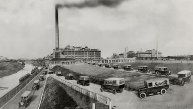 Archivbild: Sarotti Fuhrpark im Hintergrund mit Fabrik und Teltowkanal, um 1925 (Quelle: Museen Tempelhof-Schöneberg / Leitner)