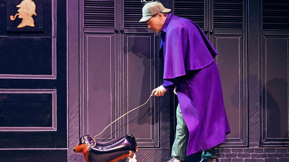 Szene aus "Sherlock Holmes:Der Fall Moriarty":Sherlock Holmes (Jan Sosniok) auf Spurensuche mit Toby the Hound.(Quelle:Franziska Strauss