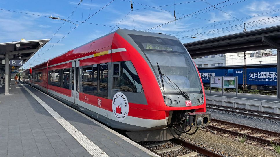 Der Kulturzug von Berlin nach Wrocław steht an einem Bahnhof.(Quelle:Deutsche Bahn)